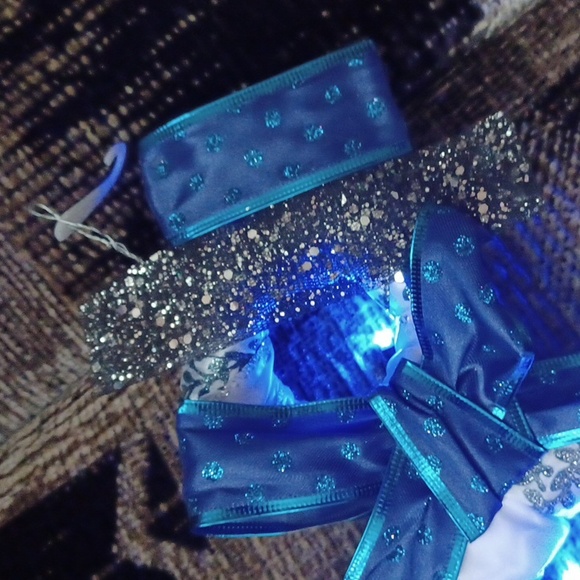 4/$40 Festive Light-Up Blue & White Snowman Wreath - Handmade - Picture 13 of 14